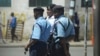 ARCHIVO - Agentes de la policía de Kenia patrullan las calles de Nairobi, el 1 de marzo de 2024.