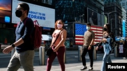 Watu wakitembea kwenye mji wa New York