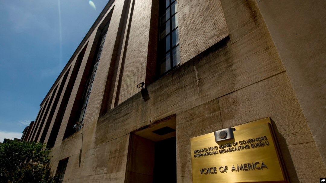 Foto de archivo de la entrada principal del edificio de la Voz de América en Washington.