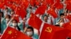 表演者在 2021年7月1日在中国北京天安门广场庆祝中国共产党成立100周年的活动前彩排时挥舞着国旗和党旗。