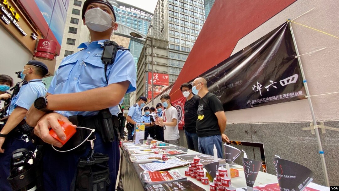 大批軍裝警員搜查支聯會母親節街站，懷疑支聯會進行未經批准籌款活動 (美國之音湯惠芸)