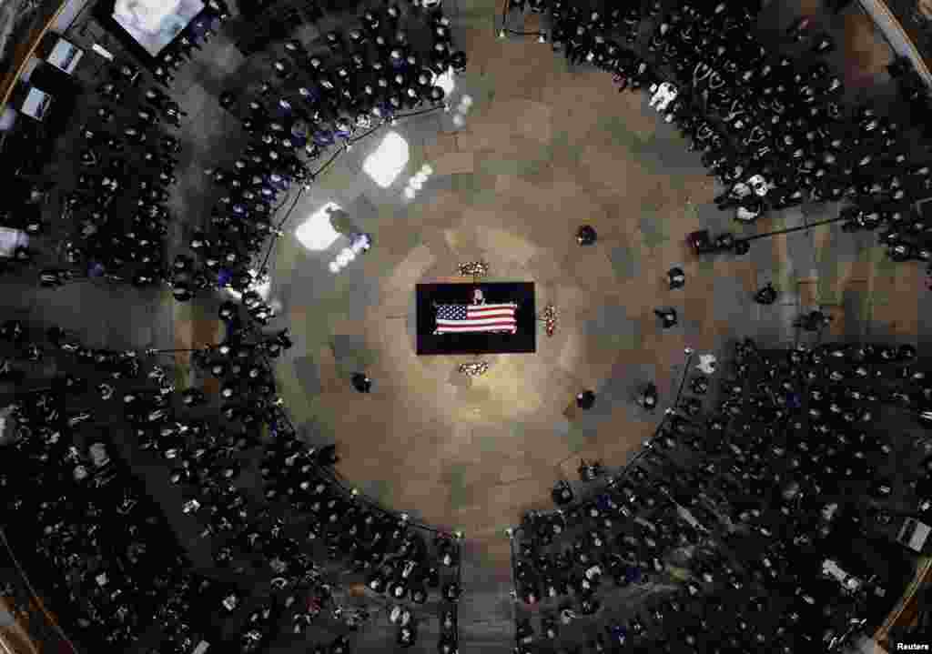 Cindy McCain, wife of the late U.S. Senator John McCain, stands over his casket as he lies in state in the U.S. Capitol Rotunda, Washington Mjane wa Seneta John McCain, Cindy McCain, akiwa amesimama mbele ya jeneza la mumewe ndani ya jengo la Bunge la Marekani, Washington.