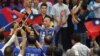 国民党总统竞选人韩国瑜在台北向支持者挥手致意。（2019年7月20日）