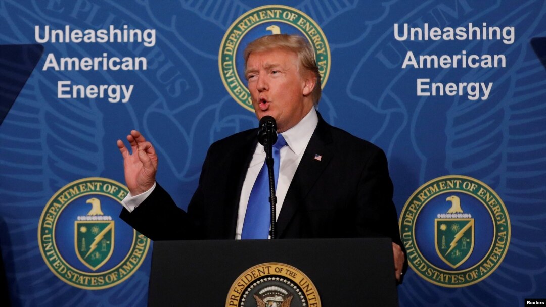 ARCHIVO - El presidente de Estados Unidos, Donald Trump, pronuncia un discurso durante el evento 'Unleashing American Energy' en el Departamento de Energía en Washington, Estados Unidos, el 29 de junio de 2017.