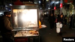 Vendedores ambulantes y los propietarios de pequeños negocios en Nueva York esperan con ansias que la ciudad permita reabrir el comercio. 