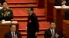在人大会议开幕式上，中国总理李克强在中国主席习近平身边走过，上台做工作报告(2016年3月5日 )
