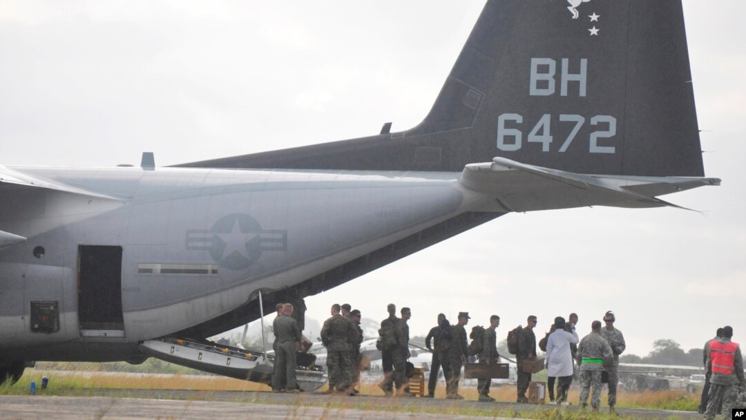 Soldados estadounidenses llegan al aeropuerto de Liberia en seis aviones del Ejército.