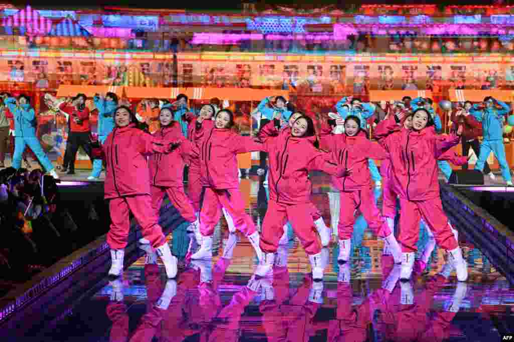Os bailarinos atuam durante as celebrações da contagem decrescente do Ano Novo em Pequim, China, a 1 de janeiro de 2025.