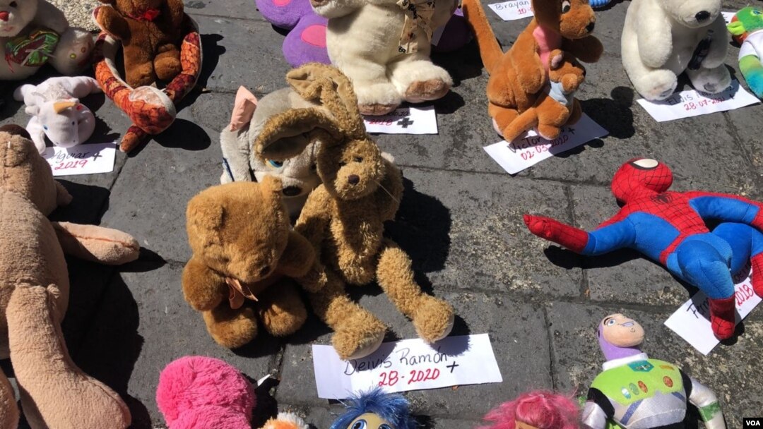 Familiares y activistas colocan en el suelo juguetes y una identificación en papel de a quién pertenecía y cuándo falleció durante concentración en Caracas pidiendo la reactivación de trasplantes. el 16 de agosto de 2021. [Foto: VOA/Álvaro Algarra]