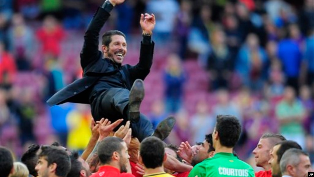 'Yan wasan Atletico Madrid su na jefa kwach nasu, Diego Simeone, sama don murnar lashe kofin La Liga da suka yi, Asabar 17 Mayu, 2014