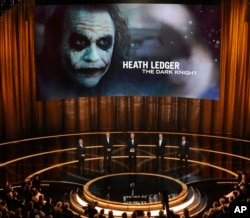 FILE - In this Feb. 22, 2009 photo, previous Oscar winners, from left, Joel Grey, Kevin Kline, Alan Arkin, Christopher Walken and Cuba Gooding Jr., present the best supporting actor Oscar to the late Heath Ledger for his role in "The Dark Knight," during the 81st Academy Awards in Los Angeles.