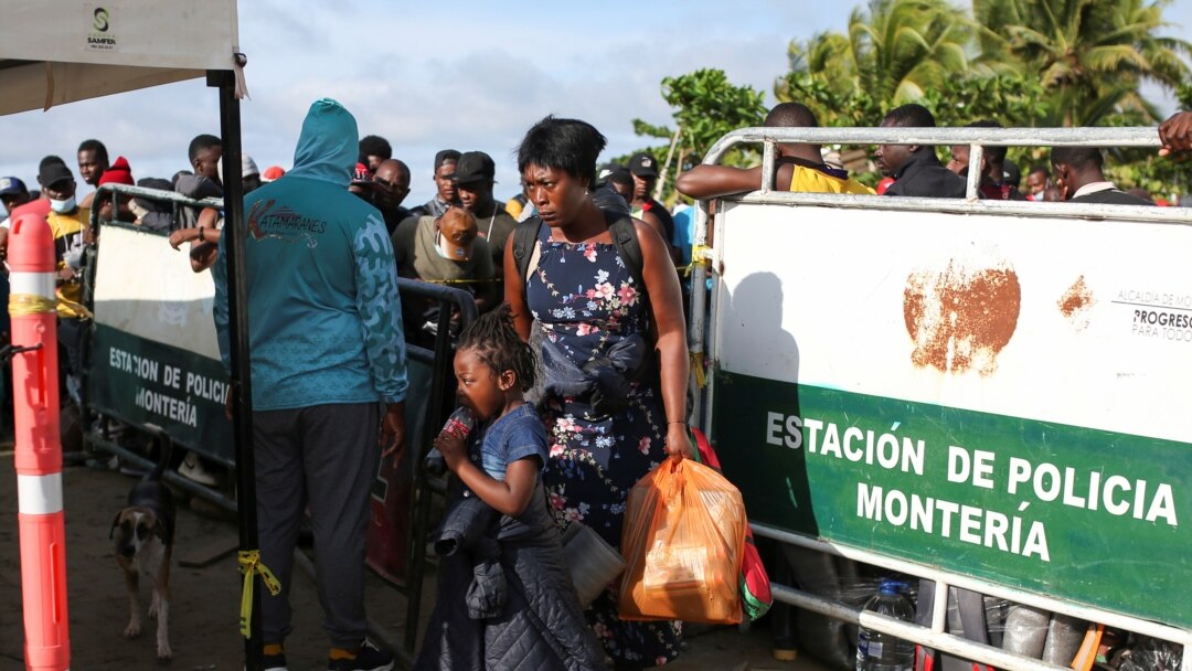 Desde Necoclí, Colmbia, migrantes en su mayoría haitianos, hacen viaje hacia Panamá, para intentar llegar a EE. UU. Archivo, septiembre 2021.