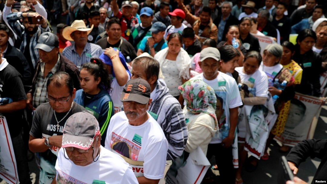 Los familiares de 43 estudiantes desaparecidos en el 2014 se manifestaron frente al Museo de la Memoria y la Tolerancia después de una reunión con Andrés Manuel López Obrador, en la ciudad de México, el 26 de septiembre de 2018.