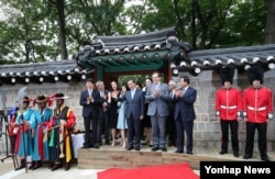 30일 서울 영국대사관 새 후문 앞에서 열린 덕수궁 돌담길 개방식에서 박원순(가운데) 서울시장 등 참석자들이 기념 촬영을 하고 있다.