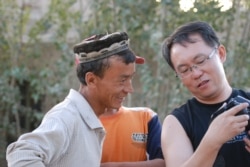 紀錄片導演、作家傅志彬2009年8月在新疆旅行時與當地村民交流。 （照片由傅志彬本人提供）