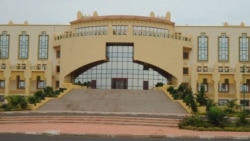 Mali la, bɛnkan dɔ kɛra Mali fanga ni sanubɔlaw cɛ, a tun bɛ baro kɛ ni minnu ye, Barrick Gold fana sen bɛ o la. 