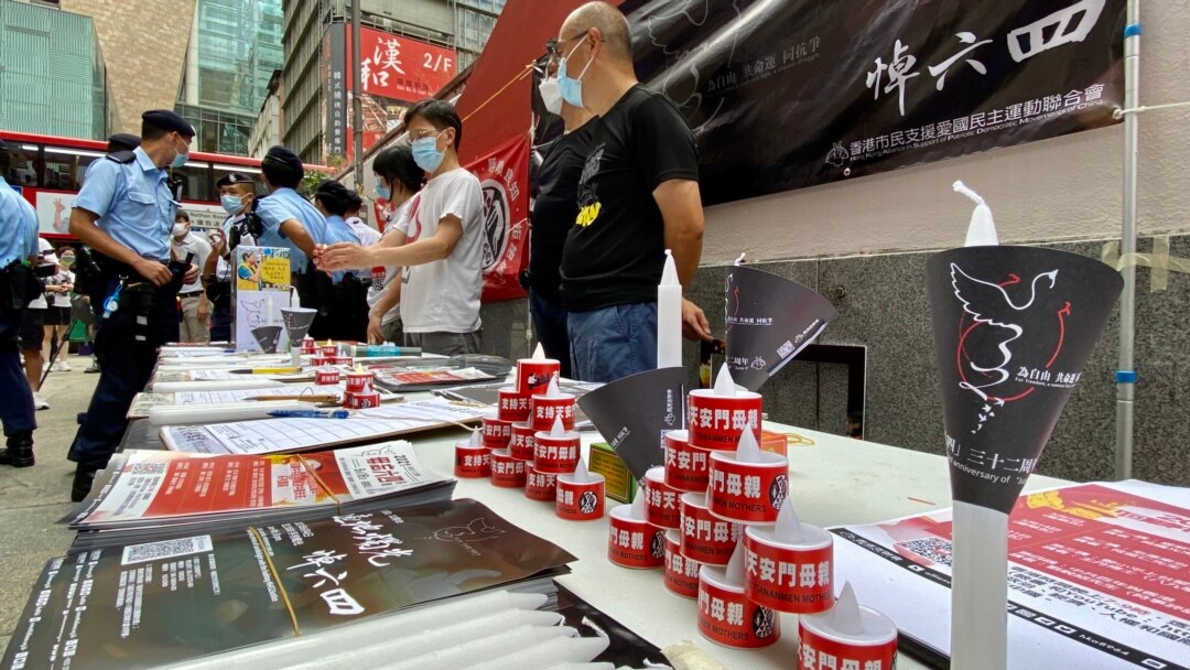 香港支聯會聯同天安門母親運動趁母親節在旺角擺街站,預先向市民派發悼念六四死難者的白蠟燭及LED蠟燭 (美國之音湯惠芸)