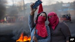 Partidarios del candidato presidencial Salvador Nasralla, se toman una selfie en medio de las protestas por lo que llaman fraude electoral en Tegucigalpa, Honduras, el 1 de diciembre de 2017.