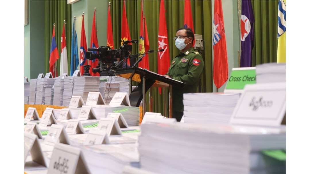 နေပြည်တော်မှာ ကျင်းပတဲ့ အထူးသတင်းစာရှင်းလင်းပွဲမှာ တွေ့ရတဲ့ သတင်းမှန်ပြန်ကြားရေးအဖွဲ့ကိုယ်စား ဗိုလ်ချုပ်ဇော်မင်းထွန်း။ (ဇန်နဝါရီ ၂၆၊ ၂၀၂၁)