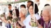 台湾新领导人蔡英文在传统节日端午节期间深入民间，与民众一起包粽子(蔡英文脸书)。