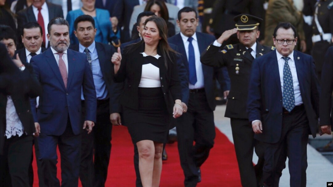 La fiscalía investiga a la reemplazada vicepresidenta de Ecuador, María Alejandra Vicuña, en un presunto caso de cobros ilegales a su exasesor.