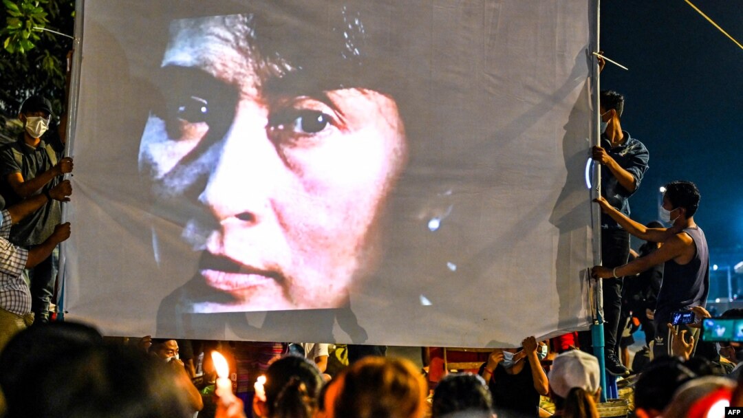 ရန်ကုန်မြို့ ညသပိတ်ပွဲ တခုတွင် Projector ပေါ် တွေ့ရတဲ့ နိုင်ငံတော် အတိုင်ပင်ခံပုဂ္ဂိုလ် ဒေါ်အောင်ဆန်းစုကြည်ရဲ့ ဓာတ်ပုံ။ (မတ် ၁၃၊ ၂၀၂၁)