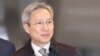 박근혜 대통령 탄핵심판 주심 강일원 재판관이 22일 16차 변론이 끝난 뒤 헌법재판소에서 퇴근하고 있다. 이날 대통령 대리인단은 강 재판관이 불공정한 진행을 하고 있다면서 기피 신청을 냈지만, 헌재 측은 각하했다.