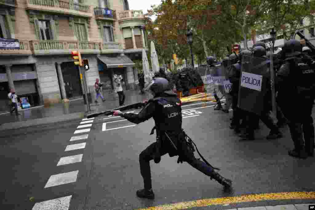La policía antidisturbios española dispara balas de goma directamente a las personas que tratan de llegar al sitio de votación asignado para votar en Barcelona, ​​el 1 de octubre de 2017. 