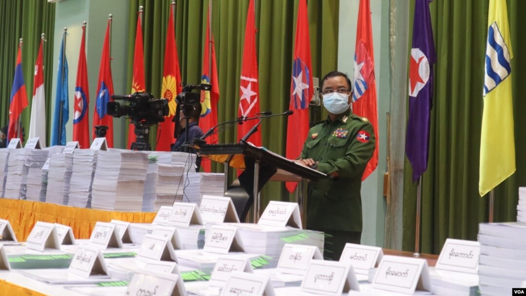 နေပြည်တော်မှာ ကျင်းပတဲ့ အထူးသတင်းစာရှင်းလင်းပွဲမှာ တွေ့ရတဲ့ သတင်းမှန်ပြန်ကြားရေးအဖွဲ့ကိုယ်စား ဗိုလ်ချုပ်ဇော်မင်းထွန်း။ (ဇန်နဝါရီ ၂၆၊ ၂၀၂၁)