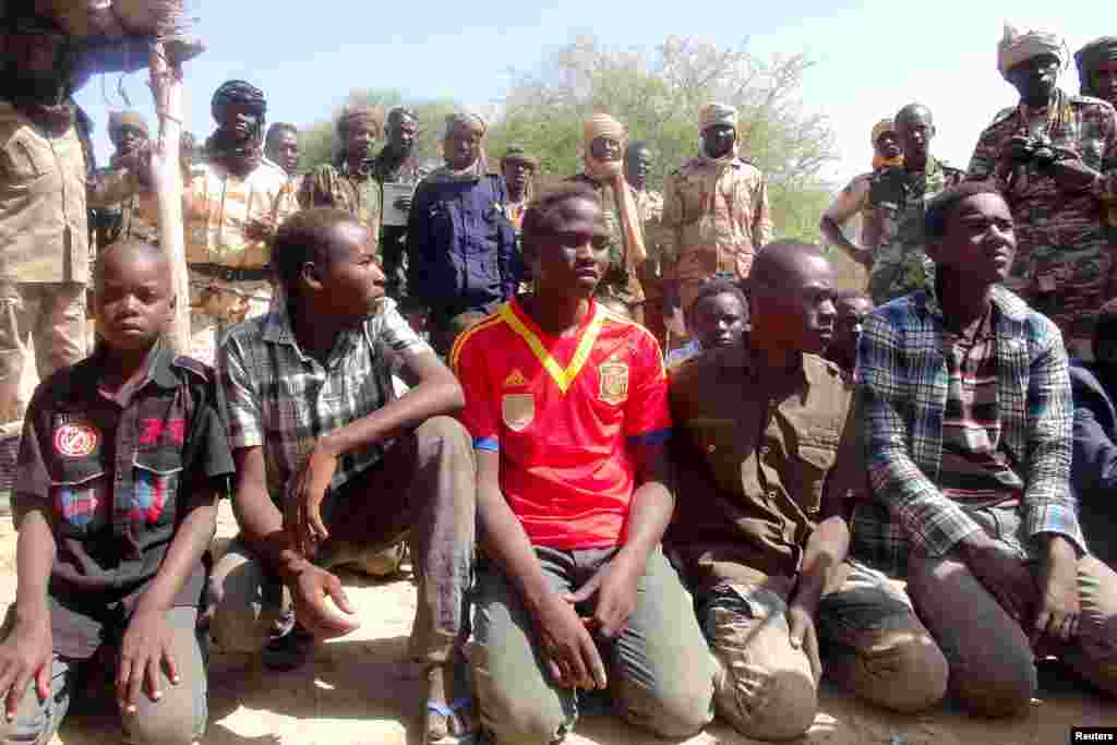 Tsoiffin 'yan kungiyar Boko Haram sun tattaru a gaban sojojin Chadi a garin Ngouboua ran 22 Afrilu, 2015. Yaran sun ce su 'yan kasar Chadi ne wadanda aka tilasta musu shiga kungiyar Boko Haram lokacin da suke karatun allo a Najeriya, amma daga baya sun kubuce suka gudu, suka mika kawunansu ga sojojin Chadi.