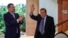 El líder de la oposición venezolana, Edmundo González, saluda mientras se reúne con el presidente de Costa Rica, Rodrigo Chaves, en la Casa Presidencial en San José, Costa Rica, el 16 de enero de 2025. 