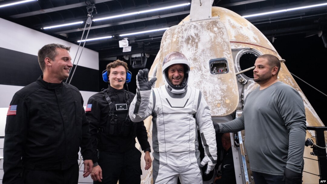 Esta fotografía proporcionada por SpaceX y Polaris el 15 de septiembre de 2024 muestra a Scott Poteet, piloto de la misión, saliendo de la cápsula "Dragon" de la misión tripulada Polaris Dawn después de que amerizó frente a la costa de Dry Tortugas, Florida, EE. UU.