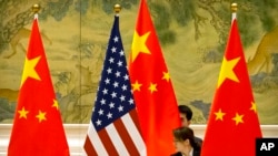 在北京钓鱼台国宾馆，中方工作人员在美中贸易谈判开始前摆放两国国旗（资料照）