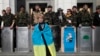 Những tình nguyện viên tự vệ xếp hàng bên ngoài Quốc hội ở Kyiv, 28/3/2014.