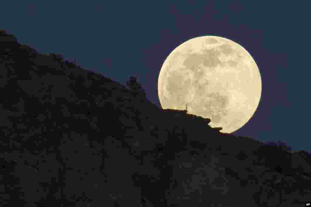 The full super snow moon rises at Smith Rock State Park in Oregon, USA, Feb. 8, 2020.