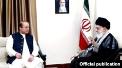  وزیراعظم نواز شریف ایران کے رہبر اعلٰی آیت اللہ علی خامنائی سے ملاقات کر رہے ہیں۔