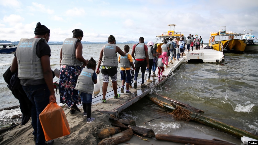 Migrantes, en su mayoría haitianos, abordan un bote en Necoclí, Colombia, con destino a Acandí, para luego cruzar a Panamá y continuar hacia el norte, el 23 de septiembre de 2021. Archivo.