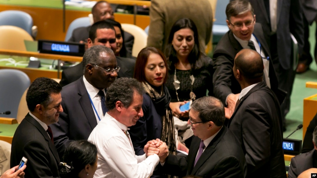 El ministro de RR.EE. de Cuba Bruno Rodriguez (centro derecha) es felicitado por delegados en la ONU después de la votación de la resolución pidiendo el levantamiento del embargo de Washington a La Habana, el martes, 27 de octubre de 2015.
