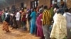 Wapiga kura wa Burundi wakisubiri kupiga kura ya kumchagua rais, wabunge na viongozi wa serikali za mitaa mji Gitega, Burundi May 20, 2020. REUTERS/Evrard Ngendakumana