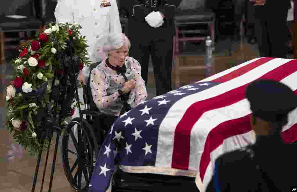Roberta McCain, mwenye umri wa miaka 106, mama mzazi wa Seneta John McCain wa Arizona, akiwa mbele ya jeneza lililo funikwa kwa bendera ya Marekani ndani ya jengo la Bunge la Marekani wakati wa sherehe za kuuaga mwili wa marehemu, Ijumaa, Agosti. 31, 2018, mjini Washington.&nbsp;