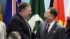 美国国务卿蓬佩奥在新加坡出席东盟外长会议期间与朝鲜外相李勇浩握手。（2018年8月4日）