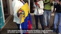 María Corina Machado recibe bandera de Antonio Ledezma