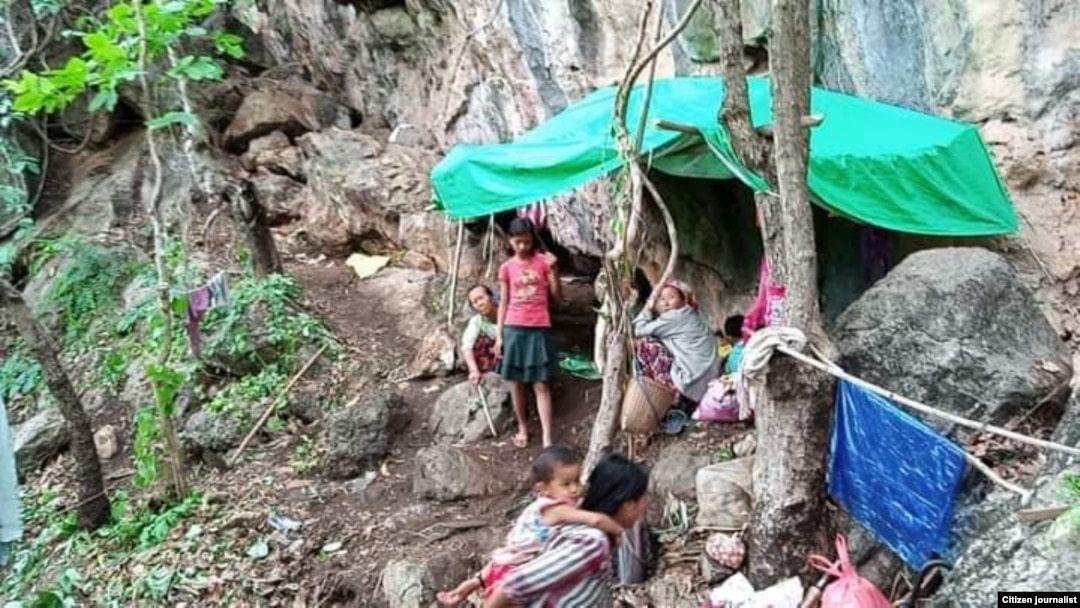 ကယားပြည်နယ် ဒီးမော့ဆိုမြို့နယ်က စစ်ဘေးရှောင် ဒုက္ခသည်များ။ (ဓာတ်ပုံ - CJ - မေ ၃၁၊ ၂၀၂၁)
