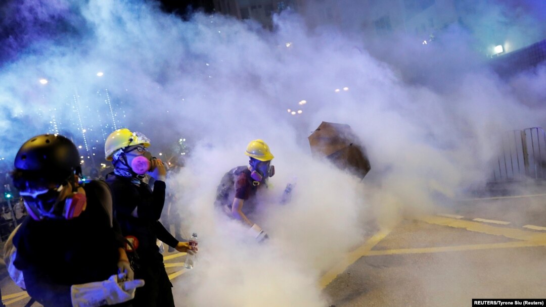 香港反引渡法案抗議者面對警方的催淚彈， 2019年8月4日。(路透社照片)