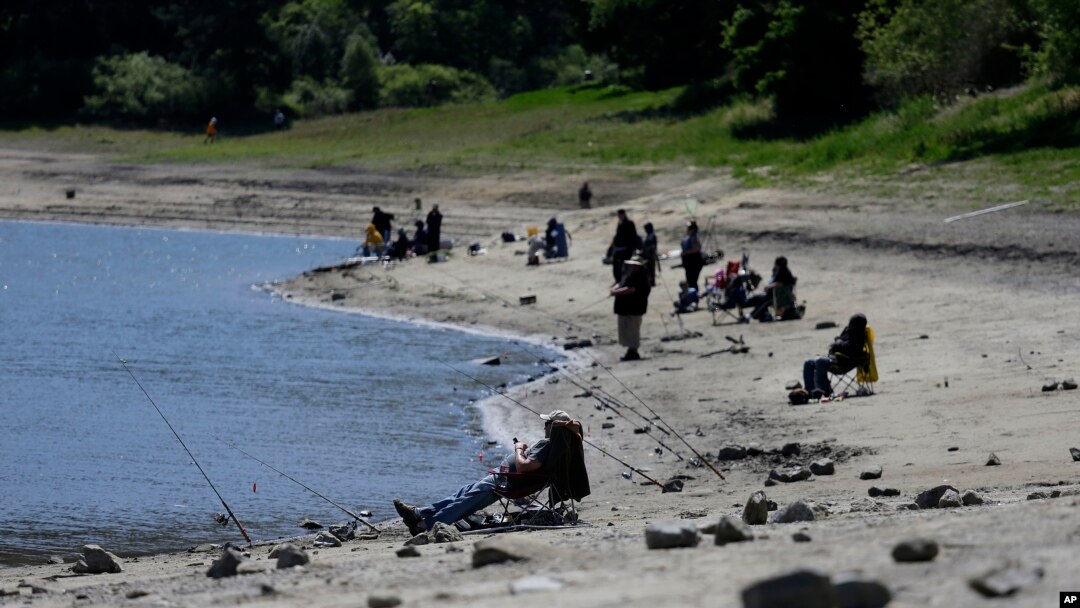 Gente pescando en el embalse San Pablo en El Sobrante, California.