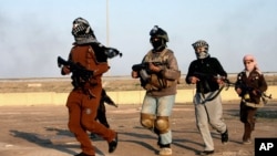 Yihadistas musulmanes patrullan cerca de Fallujah, en Iraq.