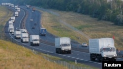 El convoy ruso viaja por una carretera al sur de Voronezh, del lado ruso de la frontera con Ucrania.