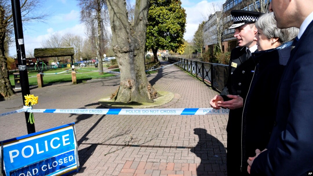 La primera ministra de Gran Bretaña, Theresa May, está acompañada por el comisario jefe de policía de Wiltshire, Kier Pritchard y el diputado de Salisbury John Glen, mientras ve el área donde el ex agente doble ruso Sergei Skripal y su hija fueron hallados críticamente enfermos en Salisbury, Inglaterra. Marzo 15 de 2018.