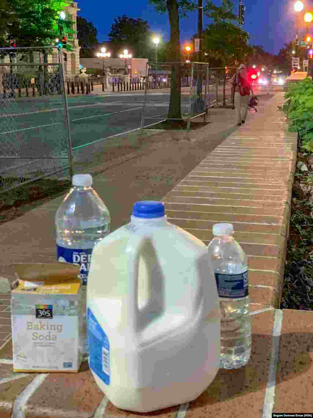 Maandamano mjini Washington DC : Maji, baking soda na maziwa, yameachwa njiani kuwasaidia watu kuondoa athari za mabomu ya machozi yanayotupwa na jeshi la polisi.