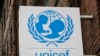 ARCHIVO - El logotipo de UNICEF en la sede alemana de Colonia, Alemania, el 5 de febrero de 2008.